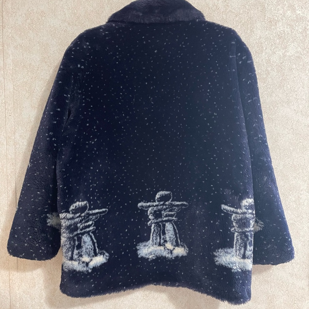 Vintage Northern Lifestyles Canada Inukshuk print oversized faux fur jacket. - Picture 2 of 7